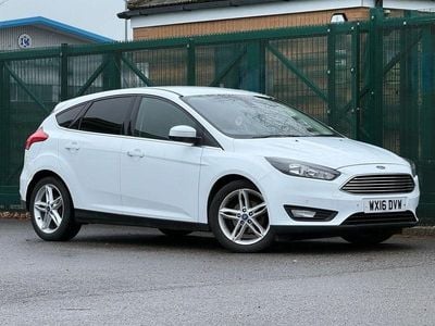 Begagnad Ford Focus Zetec 120 HK (88 kW) 2016 Vit Halvkombi