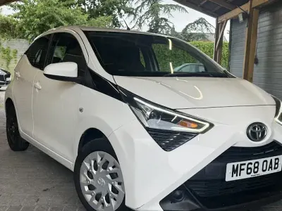 Used Toyota Aygo X-play 72 HP (52 kW) 2018 White Hatchback