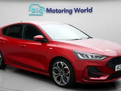 Second-hand Ford Focus ST-Line X 125 CP (91 kW) 2024 Roșu Hatchback