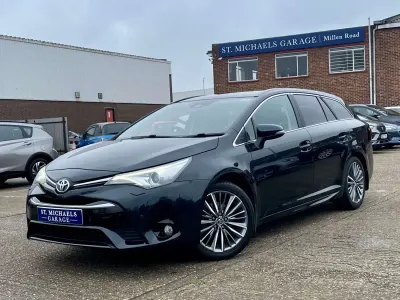 Usado Toyota Avensis 147 HP (108 kW) 2017 Cinzento Carrinha
