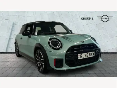 Begagnad Mini John Cooper Works 228 HK (167 kW) 2025 Grön Halvkombi