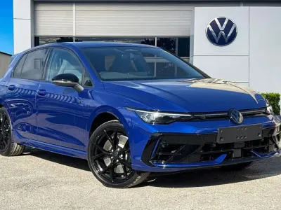 Ny VW Golf VIII Black Edition 333 HK (244 kW) 2026 Blå Halvkombi