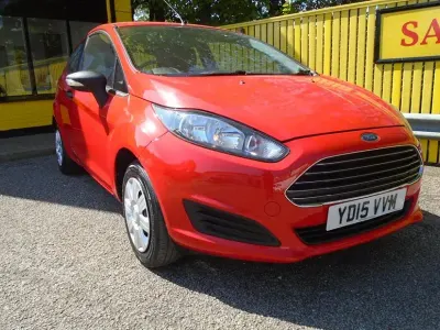 Usado Ford Fiesta Studio 82 CV (60 kW) 2015 Rojo Utilitario