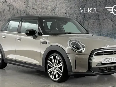 Usado Mini Cooper Exclusive 136 CV (100 kW) 2023 Gris Utilitario