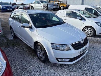 White Used 2015 Skoda Octavia SE Estate | £3,999 (Fair price)