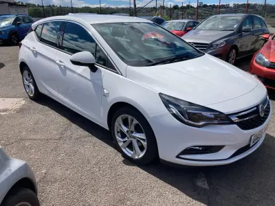 Used Vauxhall Astra SRi 150 HP (110 kW) 2016 White Hatchback