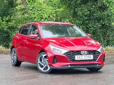 Używany Hyundai i20 Premium 100 KM (73 kW) 2023 Czerwony Hatchback