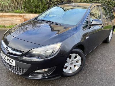Used Vauxhall Astra Design Edition 115 HP (84 kW) 2015 Black Estate