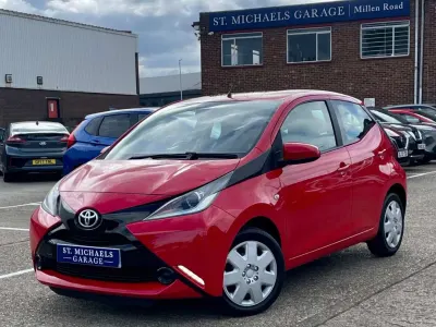 Usado Toyota Aygo X-play 69 CV (50 kW) 2017 Rojo Utilitario