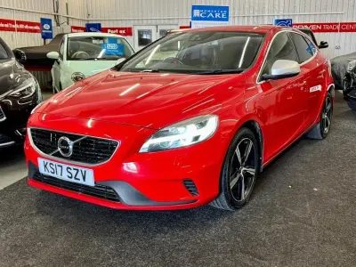 Used Volvo V40 R-Design 190 HP (139 kW) 2017 Red Hatchback