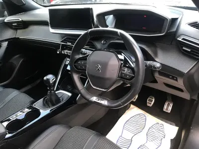 Używany Peugeot 2008 GT 130 KM (95 kW) 2022 Szary SUV