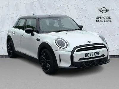 Używany Mini Cooper Exclusive 134 KM (98 kW) 2023 Biały Hatchback