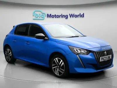 Begagnad Peugeot 208 Allure+ 130 HK (95 kW) 2023 Blå Halvkombi