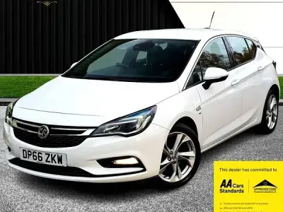 Used Vauxhall Astra SRi 105 HP (77 kW) 2016 White