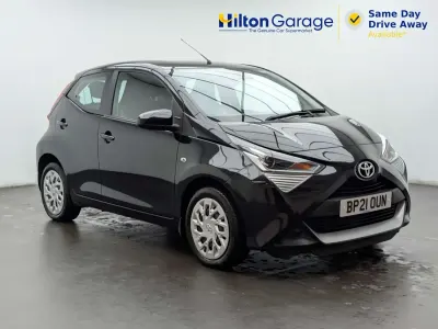 Begagnad Toyota Aygo X-play 2021 Svart Halvkombi