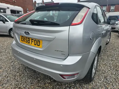 Używany Ford Focus Zetec 100 KM (73 kW) 2008 Srebrny Hatchback