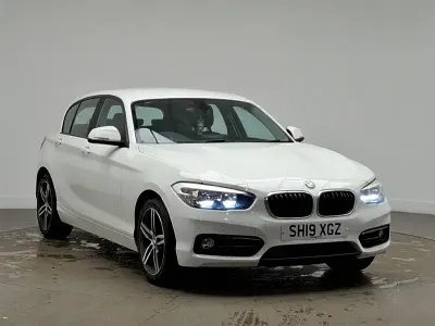 Używany BMW 118 Sport Line 150 KM (110 kW) 2019 Biały Hatchback