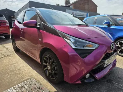 Usado Toyota Aygo X-cite 72 HP (52 kW) 2019 Roxo Citadino