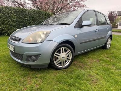 Używany Ford Fiesta Ghia 100 KM (73 kW) 2006 Niebieski Hatchback