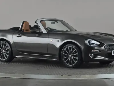 Usado Fiat 124 Spider Lusso Plus 140 HP (102 kW) 2018 Castanho Cabrios