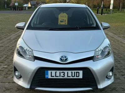 Second-hand Toyota Yaris Hybrid T4 101 CP (74 kW) 2013 Argintiu Hatchback