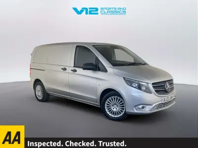 Usado Mercedes Vito Premium 163 HP (119 kW) 2022 Prateado Van