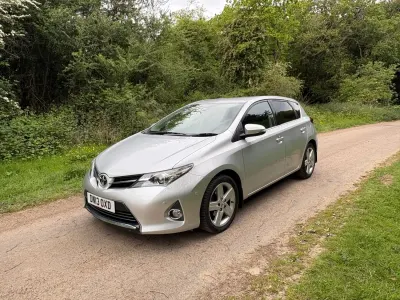Usado Toyota Auris 2013 Prateado Citadino