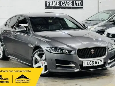 Usado Jaguar XE R-Sport 240 HP (176 kW) 2016 Cinzento Sedan