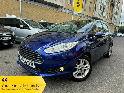 Begagnad Ford Fiesta Zetec 2016 Blå Halvkombi