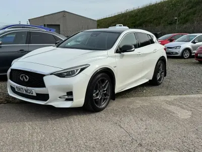 Used Infiniti Q30 Sport Tech 170 HP (125 kW) 2017 White Hatchback