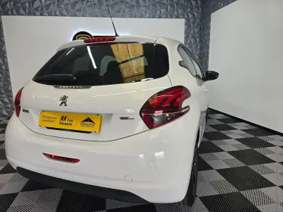 Used Peugeot 208 2017 White Hatchback