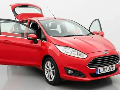 Usado Ford Fiesta Zetec 82 HP (60 kW) 2017 Vermelho Citadino