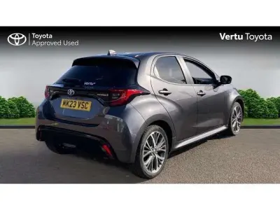 Usado Toyota Yaris Hybrid 116 HP (85 kW) 2023 Cinzento Citadino