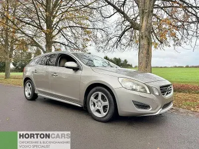 Usado Volvo V60 SE Lux 180 HP (132 kW) 2025 Prateado Carrinha