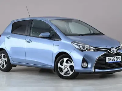 Used Toyota Yaris Hybrid 101 HP (74 kW) 2016 Blue Hatchback