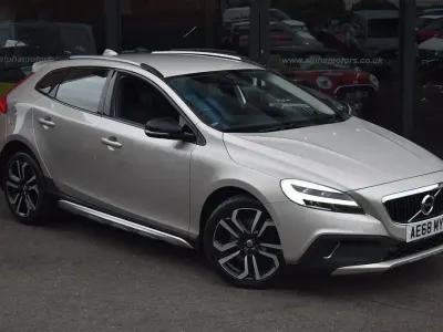 Usado Volvo V40 Pro 152 CV (111 kW) 2018 Beige Utilitario