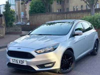Usado Ford Focus Zetec 2015 Plateado Utilitario