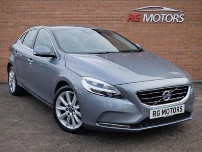 Usado Volvo V40 SE Lux 114 HP (83 kW) 2015 Cinzento Citadino