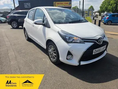 Używany Toyota Yaris Multidrive S 99 KM (72 kW) 2016 Biały Hatchback
