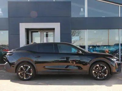 Usado Peugeot 408 Allure Premium 130 CV (95 kW) 2023 Negro SUV