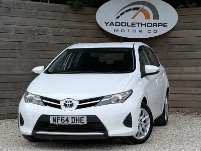 Used Toyota Auris Active 90 HP (66 kW) 2014 White Hatchback