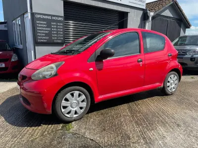 Gebraucht Toyota Aygo 67 PS (49 kW) 2007 Rot Kleinwagen