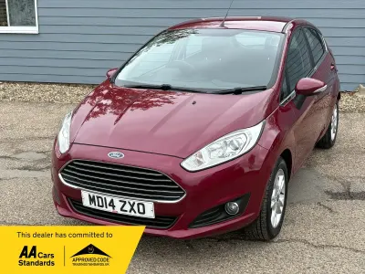 Usado Ford Fiesta Zetec 81 HP (59 kW) 2014 Vermelho Citadino