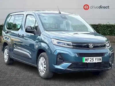 Used Vauxhall Combo Design Edition 100 kW (136 HP) 2025 Blue MPV
