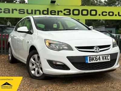 Used Vauxhall Astra Design Edition 136 HP (100 kW) 2014 White Hatchback