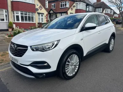 Used Vauxhall Grandland X Sport 130 HP (95 kW) 2018 White SUV