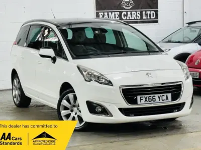 Usado Peugeot 5008 Allure 120 HP (88 kW) 2016 Branco Monovolume
