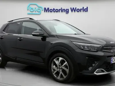 Usado Kia Stonic GT-Line 101 CV (74 kW) 2023 Negro SUV