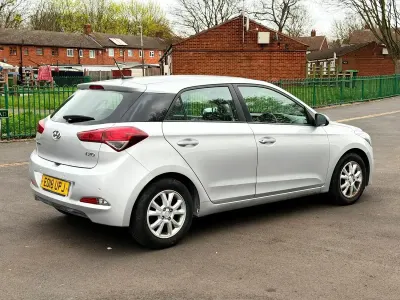 Käytetty Hyundai i20 SE 84 HP (61 kW) 2018 Hopea Viistoperä
