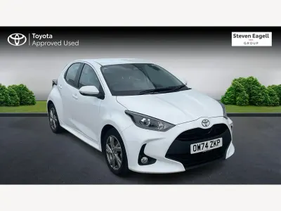 Begagnad Toyota Yaris Hybrid 2025 Vit Halvkombi